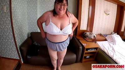 கொழுத்த ஜப்பானிய அம்மா தனது பெரிய மார்பகங்களைக் காட்டி செக்ஸ் பொம்மையை ரசிக்கிறாள். 51 வயதான ஒரு ஆசிய அம்மா தனது பாலியல் அனுபவத்தைப் பற்றி பேசுகிறார். யூகிகோ 1 OSAKAPORN கொழுப்பு மில்ஃப்